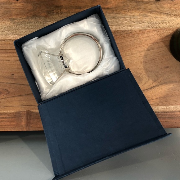 Faux engagement ring paperweight - Picture 4 of 8